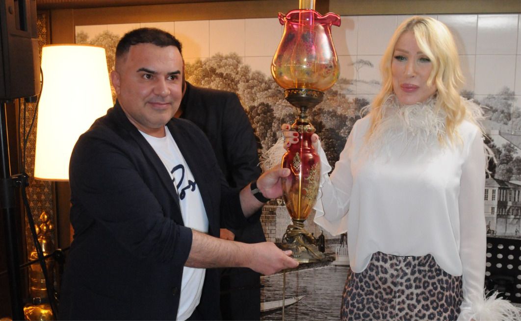 Seda Sayan’a yüz bin liralık antika Fransız lamba hediye edildi