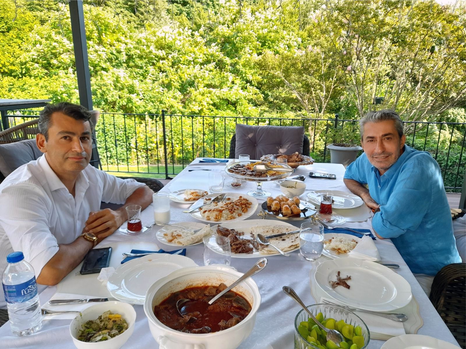 Erkan Petekkaya, yeni sinema filminde hayatını oynadığı ünlü iş insanı İlhan Doğan’ı evinde ağırladı.