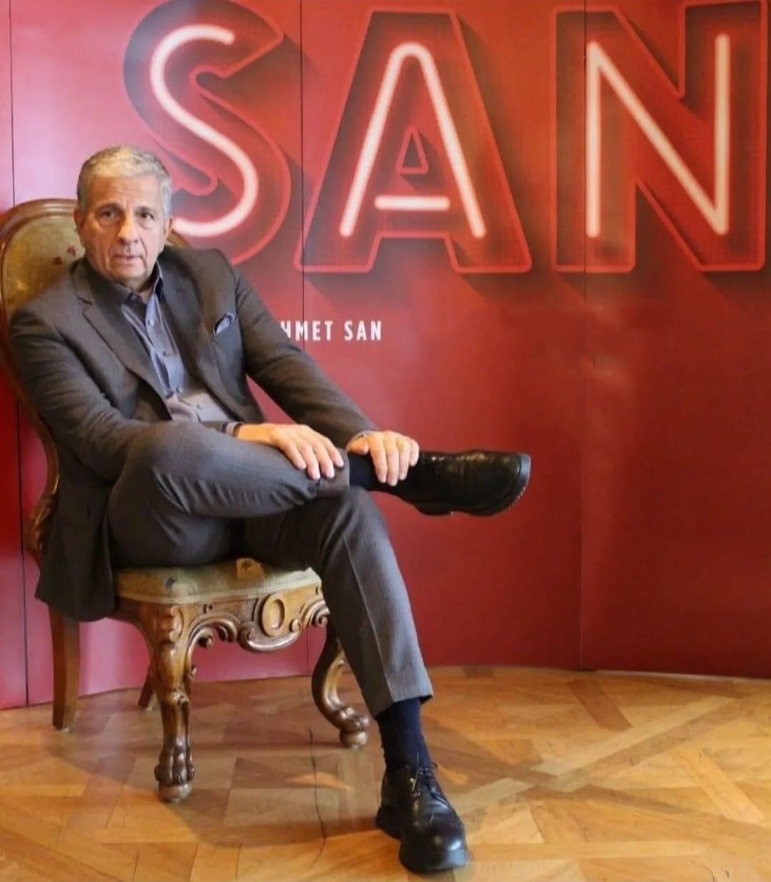 Ünlü organizatör ve yapımcı Ahmet San ile menajerliğini üstlendiği ilk Türk  star Emrah Tüyap Kitap Fuarı’nda …